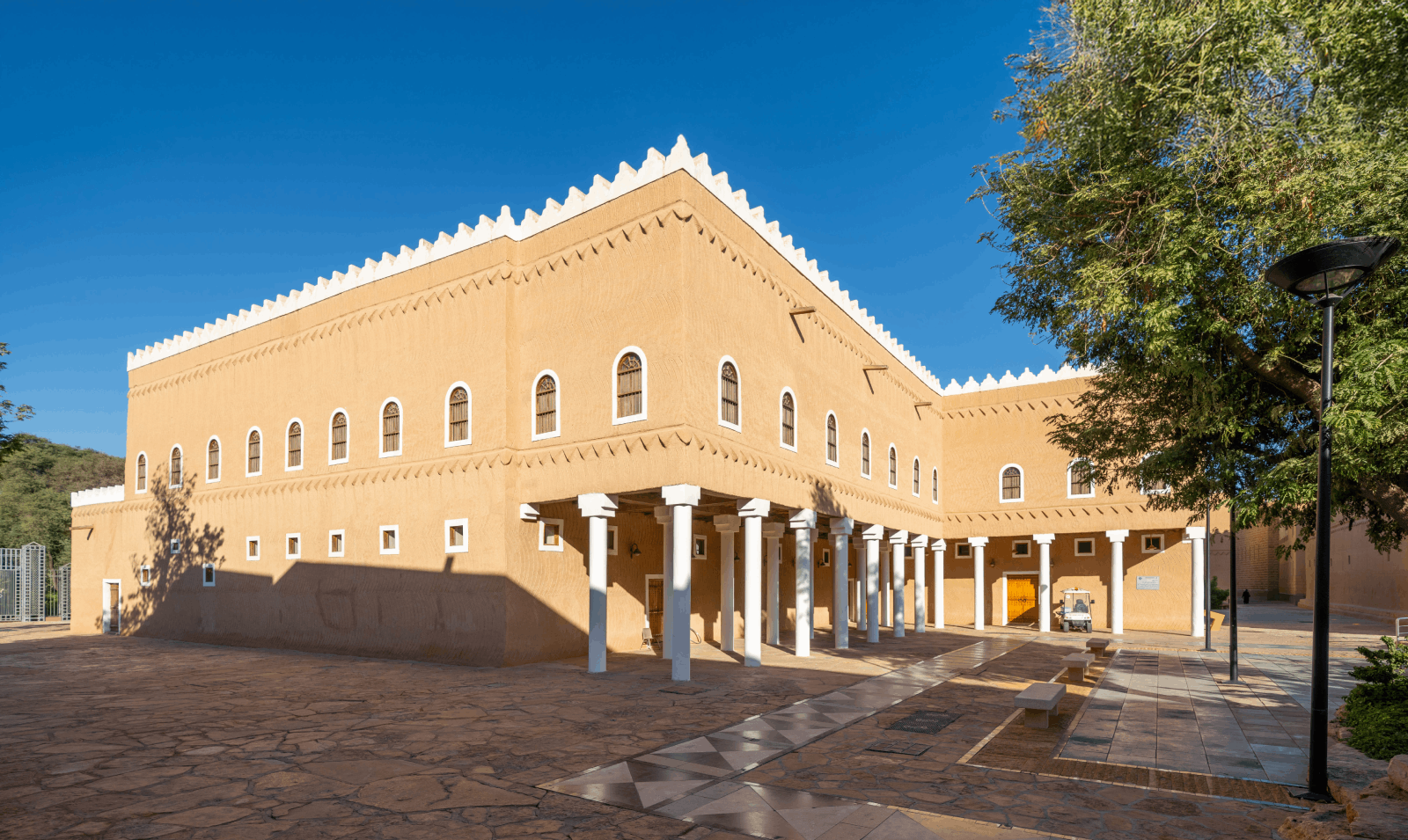 قصر المربَّع.. نافذة على ماضي الرياض وذاكرتها العريقة حيث يكمل جانبًا من قصتنا بالمجد الذي صنع على أرضه