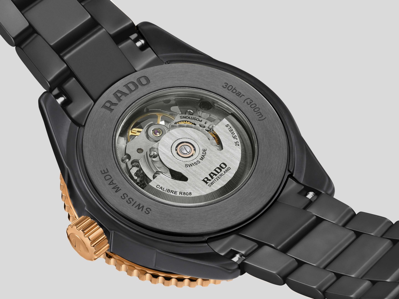 خلفية ساعة Captain Cook High-Tech Ceramic Skeleton من Rado رمز التفوق الصناعي