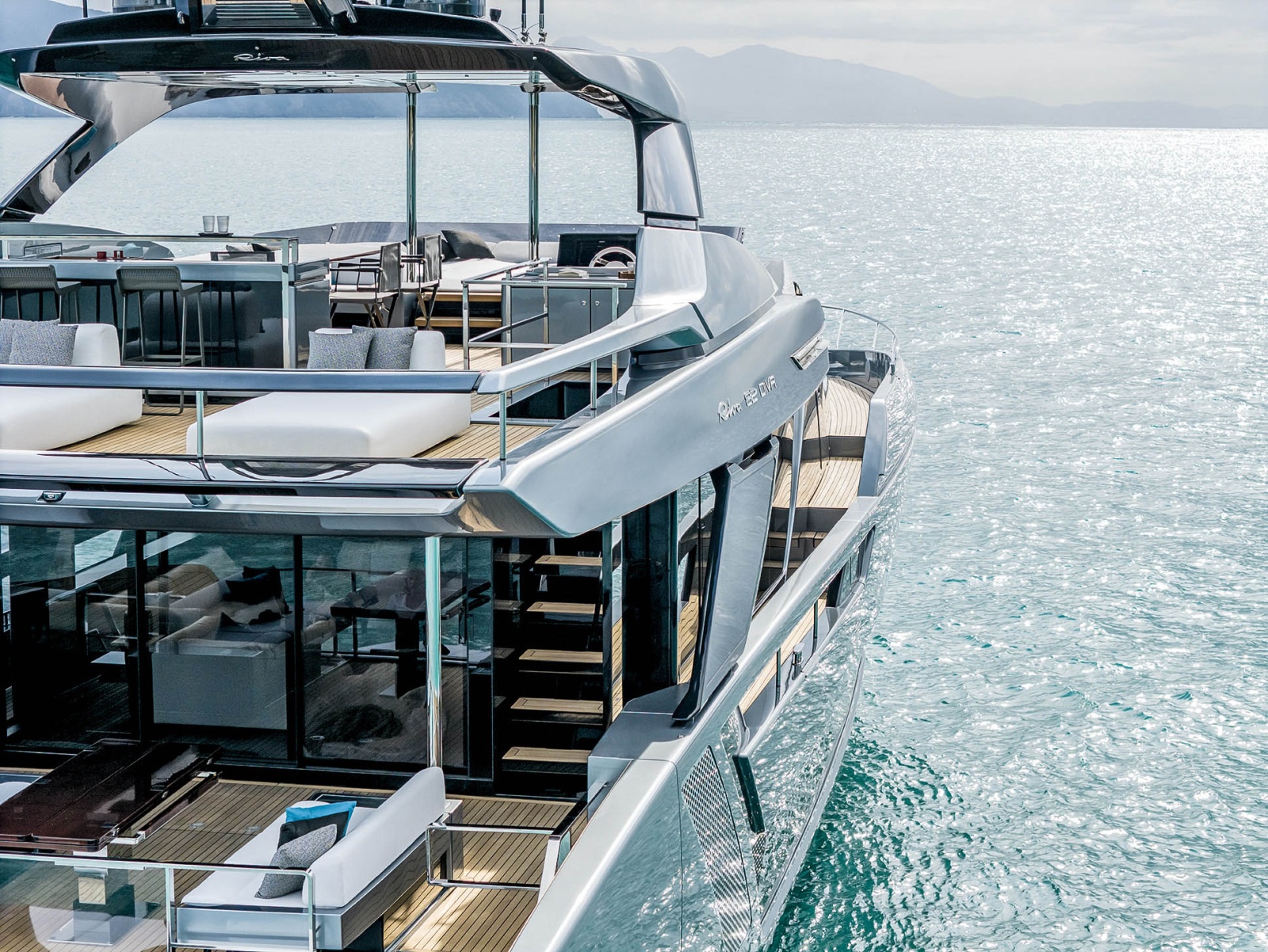 يوفر اليخت مساحات خارجية واسعة للتشمس والاستمتاع بالبحر