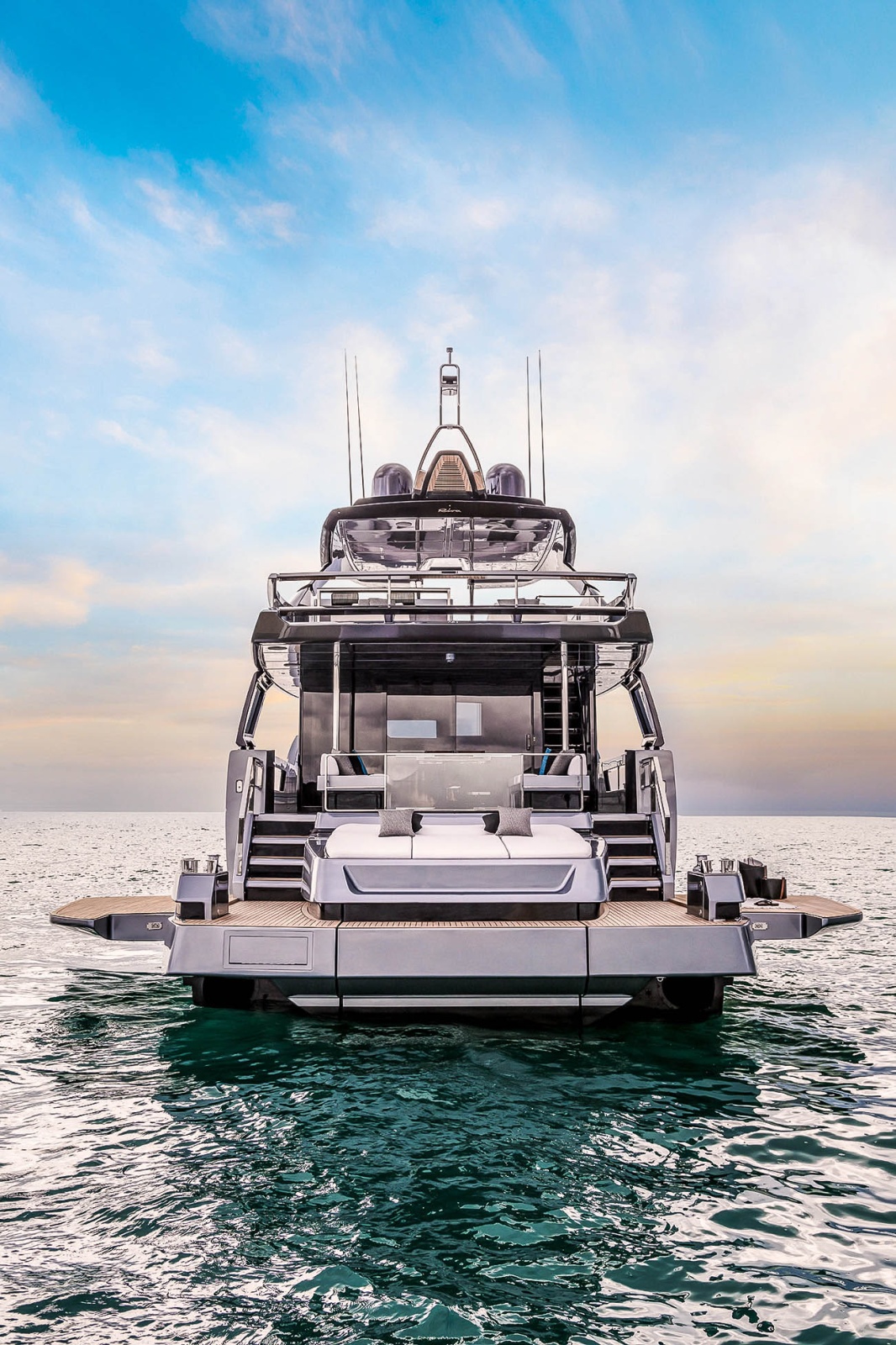 82 Diva هو أول يخت من Riva مزود بمنصات ربعية قابلة للطي