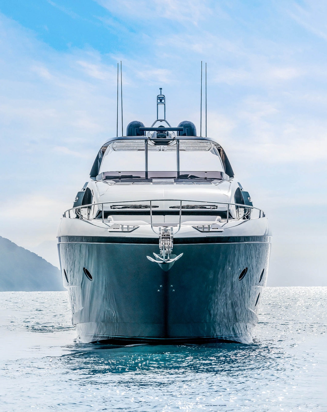 يوفق تصميم اليخت بين الطابع الرياضي والخطوط الانسيابية، وبين الرحابة وعملية الاستخدام