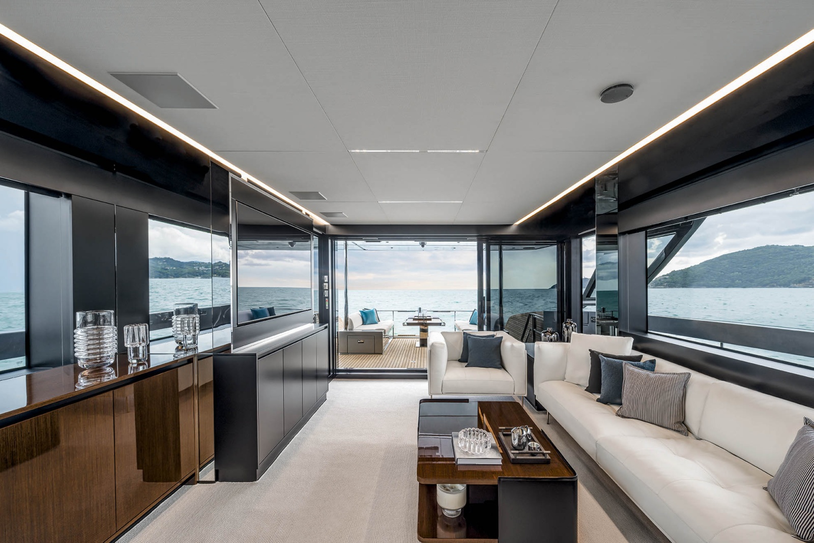 في الداخل، يتمتع 82 Diva بغرف واسعة كاملة التجهيز بتصميم عصري