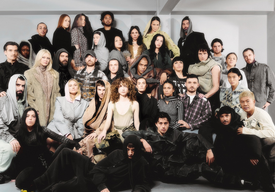  اجتماع كل العاملين والمصممين للعلامة لتوديع الجمهور