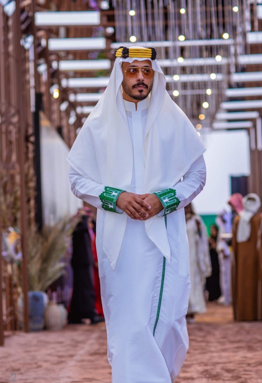 براك بن علي بإطلالة أنيقة مميزة باللونين الأبيض والأخضر