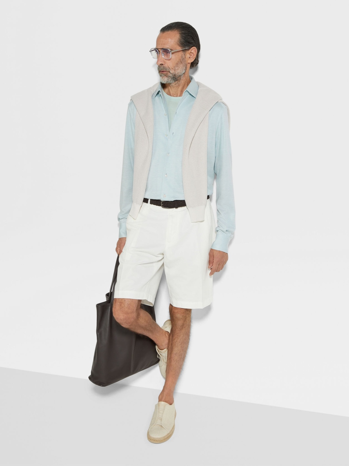 تنسيق من زينيا Zegna مع قميص من مزيج الكتّان والحرير 