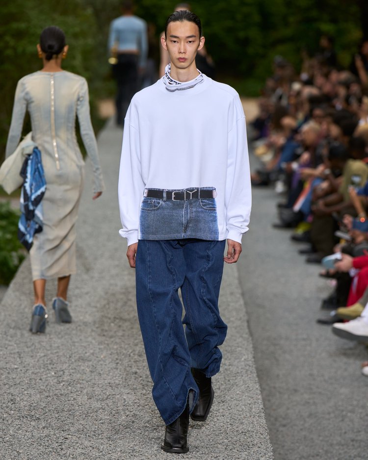 إطلالة من قماش الدنيم من مجموعة ربيع وصيف 2023