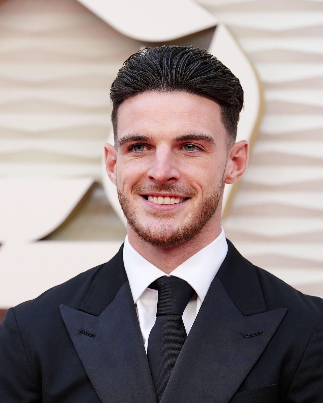 ديكلان رايس ببدلة توكسيدو مميزة