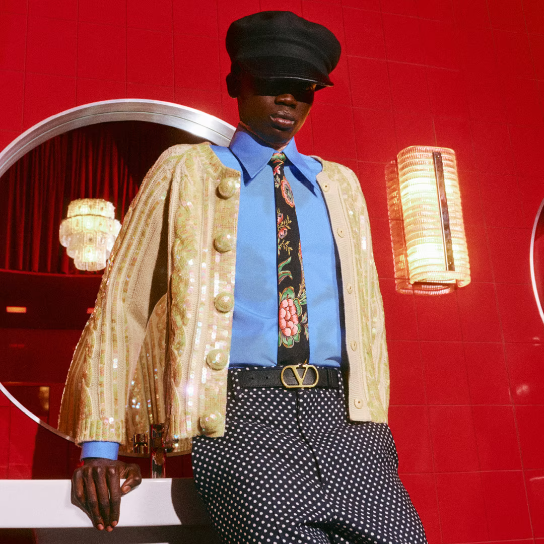 إن كنت من محبي الملابس اللافتة واللامعة، بالتأكيد هذ الإطلالة تناسبك، للسهرات والحفلات، كارديجان أنيق مزين بالورود ومنسق بطريقة لافتة مع سروال Polka dots، وربطة عنق بطباعة ورود من تصميم فالنتينو Valentino