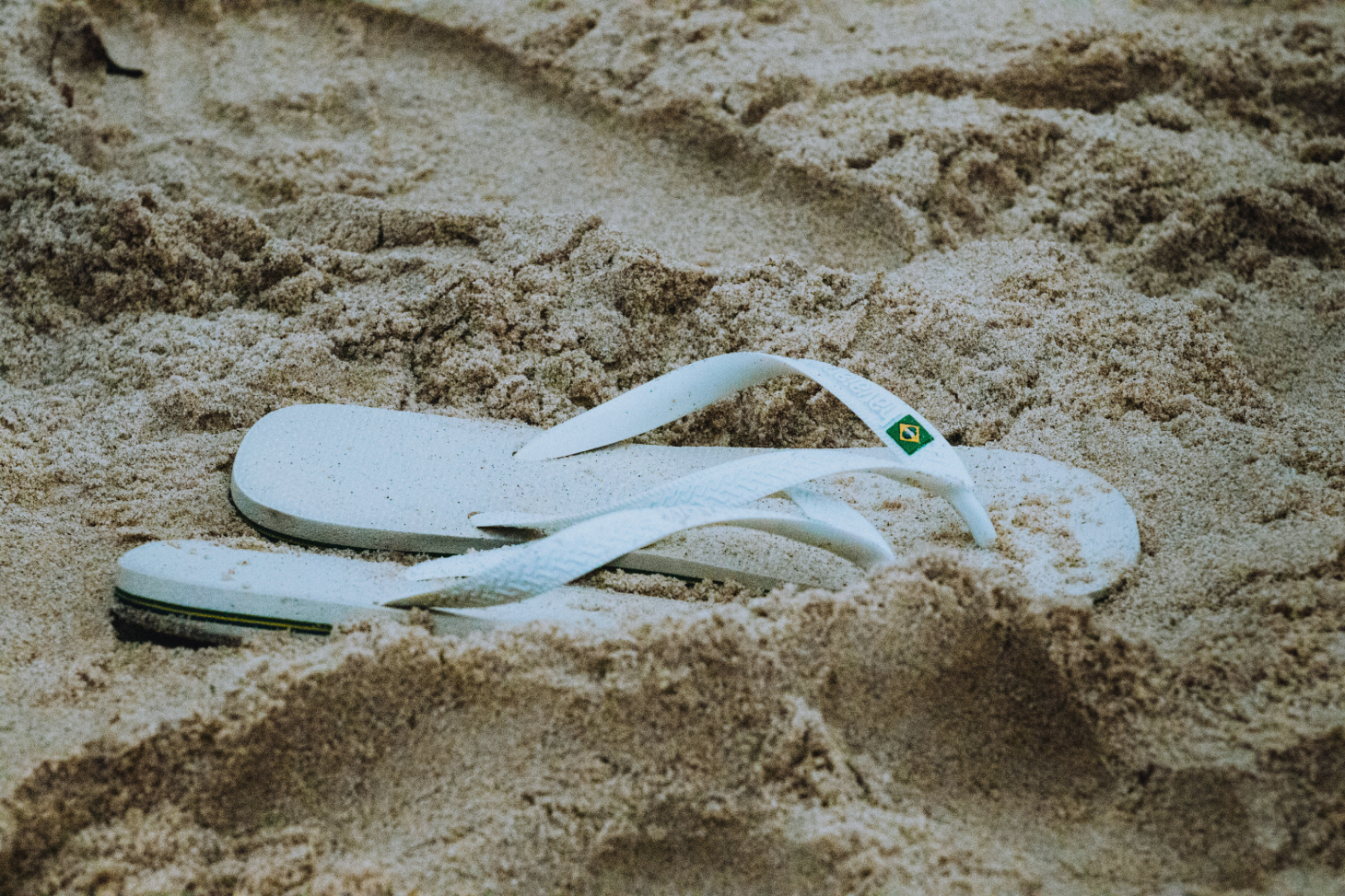 أحذية ال Flip Flops المفتوحة تجتاح مشهد الموضة الرجالية 