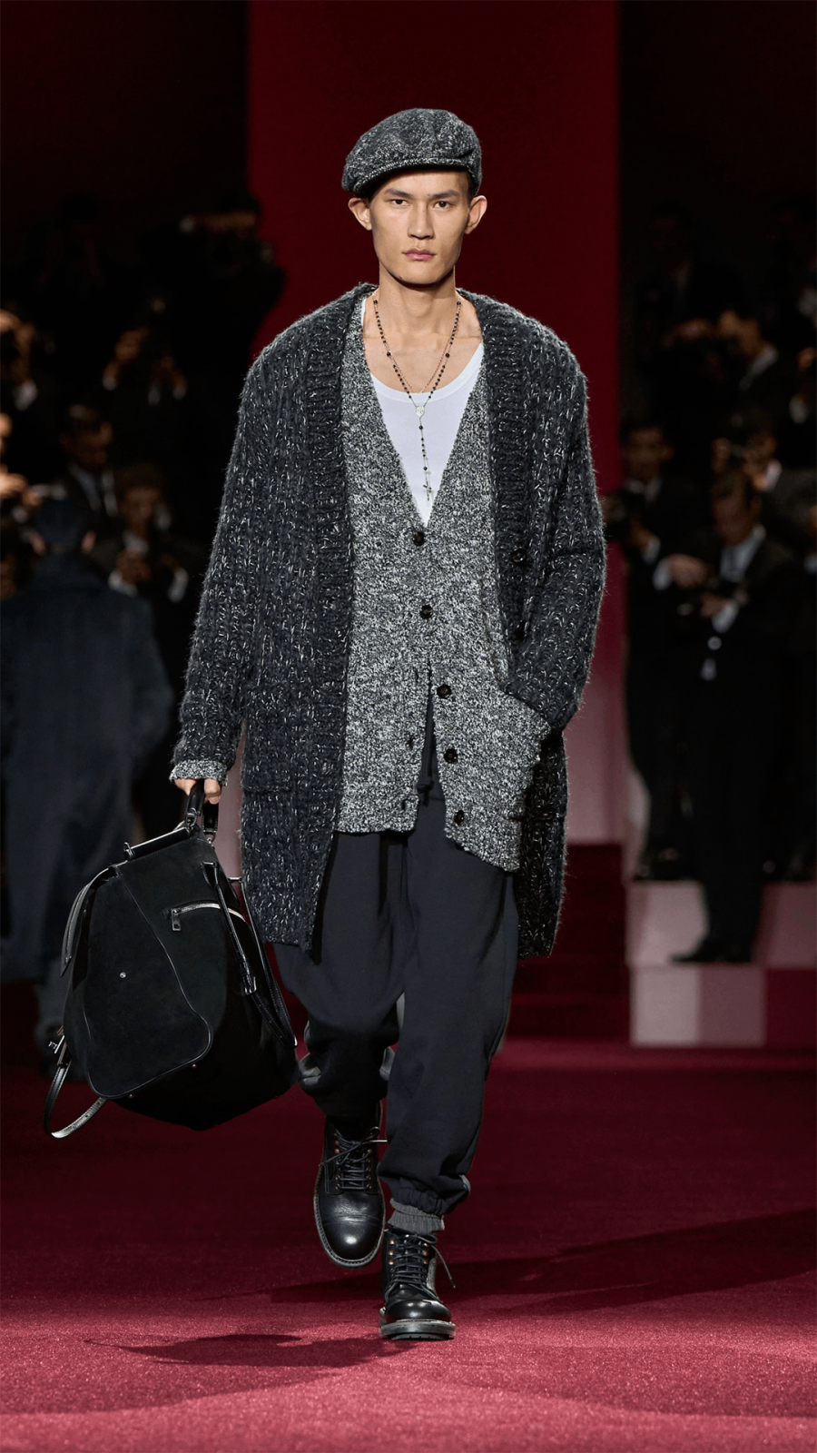 الكارديجان بياقة V يأتي بأكثر من تصميم، ومن بينها الواسع كما قدمته دار Dolce &  Gabbana ويناسب النزهات الصباحية ومع الأصدقاء على سراويل جينز.