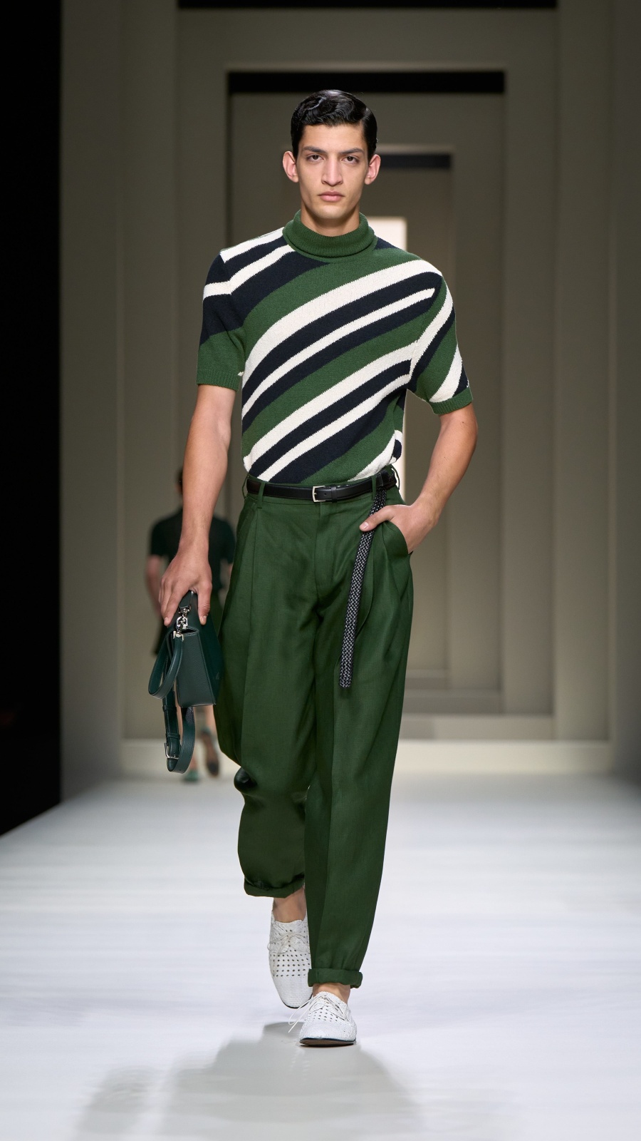 اختيار إطلالة مونوكروم خضراء مميزة بتنسيق أنيق يجعلك في دائرة الضوء بين أصدقائك ما سيزيد بالتأكيد من سعادتك. تنسيق مميز للسروال الواسع مع T-Shirt أخضر بخطوط بيضاء مائلة من Dolce & Gabbana