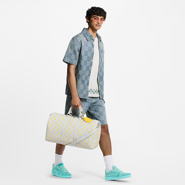 تنسيق من لويس فيتون Louis Vuitton مع قميص بأكمام قصيرة بنمط Damier 3D من قماش ال Denim 