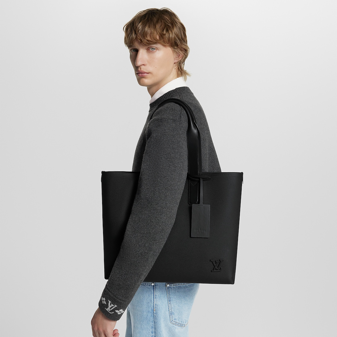 حقيبة "Pilot من علامة لويس فيتون Louis Vuitton  