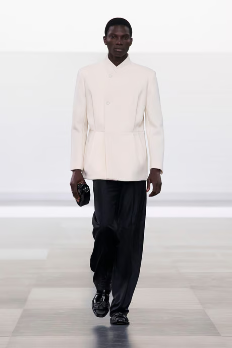 معطف أبيض أنيق بتصميم ضيق عند الخصر وكسرات بالطول 