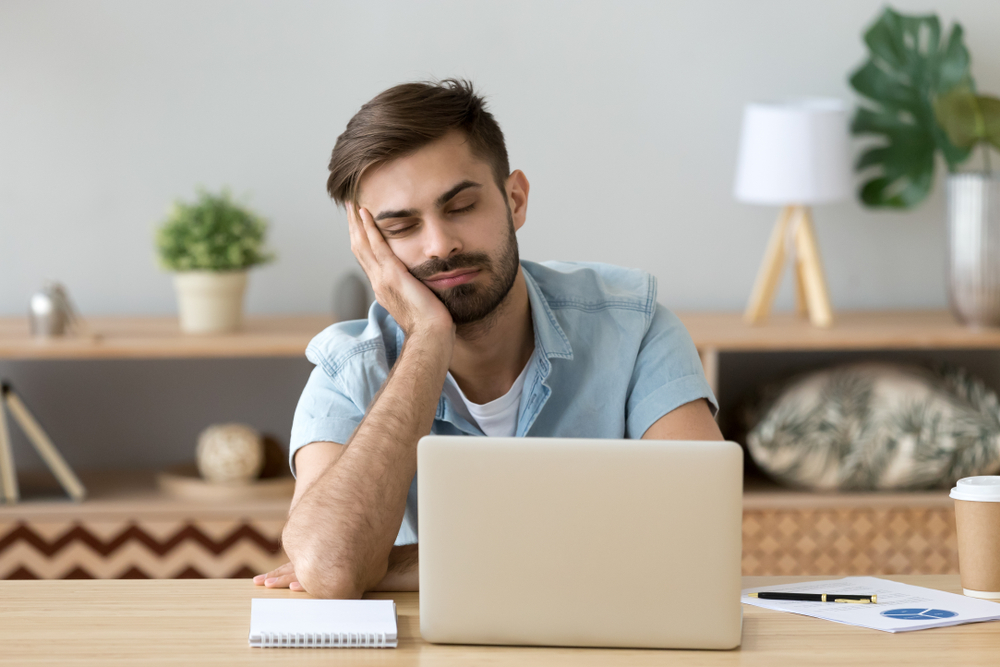 رجل يعانِي الإرهاق تعبيرية عن نقص العناصر الغذائية أحد مخاطر رجيم الفواكه