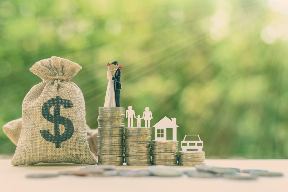 عملات معدنية تعبيرية عن تدبير الأمور المالية أحد أولويات السنة الأولى في الزواج