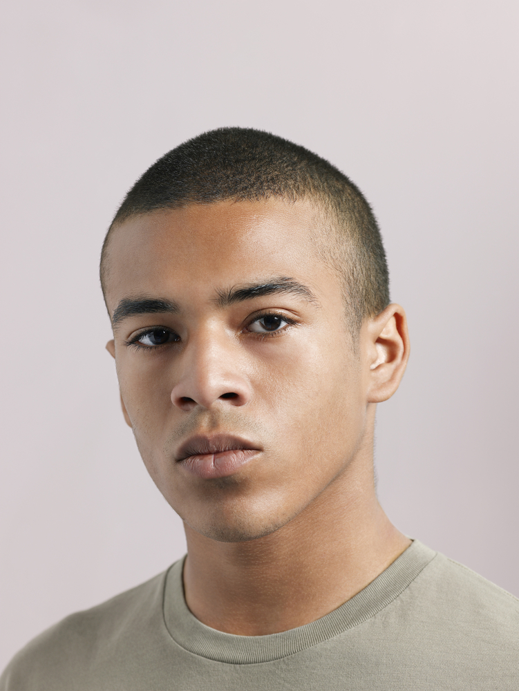 نظرة جادة كاريزمية، خالية من الألفة!