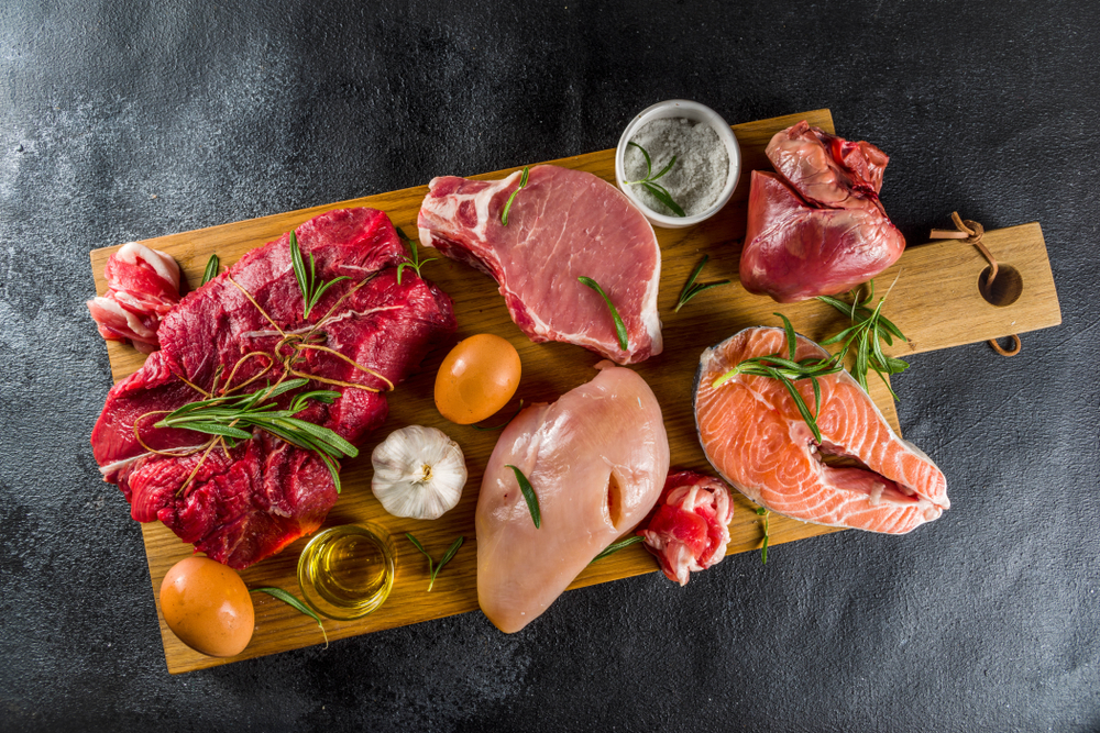 أطعمة غنية بالبروتين تعبيرية عن تناول ما يكفي من البرتين لتضخيم العضلات دون اكتساب دهون