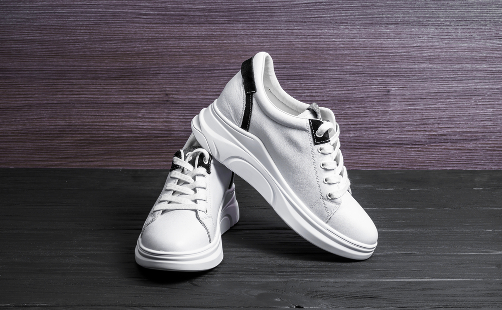  زوج من الأحذية البيضاء تعبيرية عن متى يجب التخلص من أحذية الجري