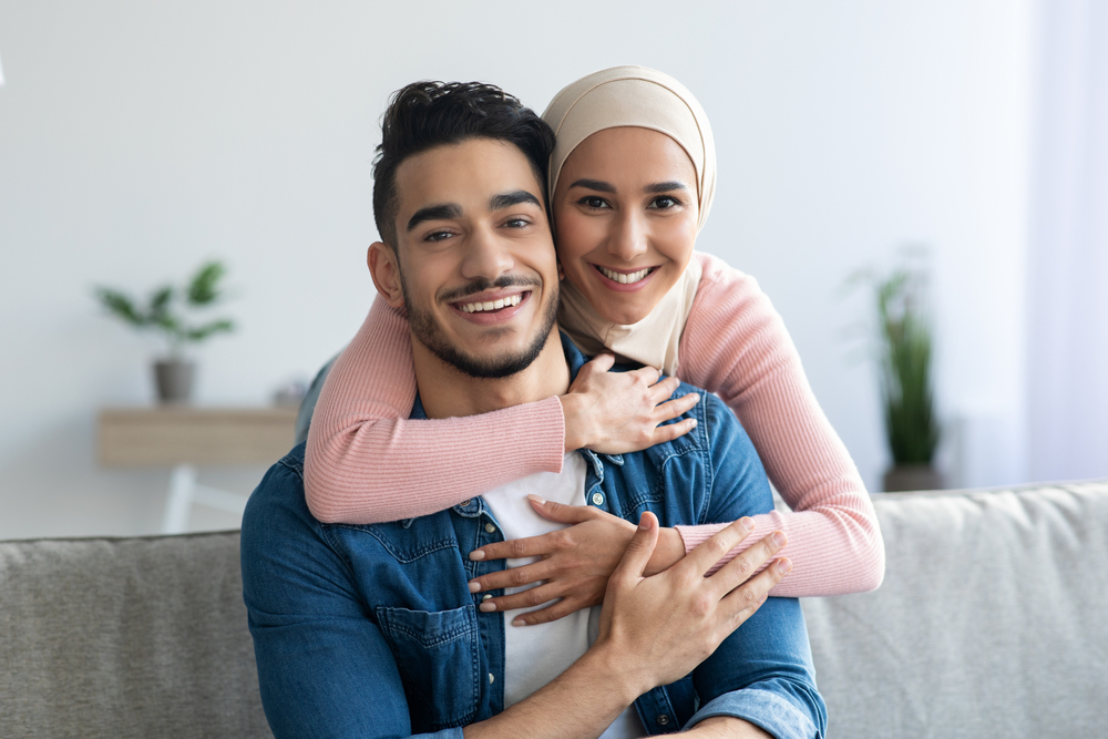 زوجان سعيدان تعبيرية عن تحسين طريقة التواصل مع الزوجة لبناء الثقة بعد النزاعات الكبيرة