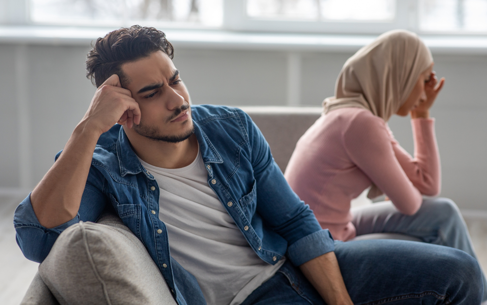  زوجان متنازعان تعبيرية عن متى تعود العلاقة طبيعية بعد النزاعات الكبيرة؟
