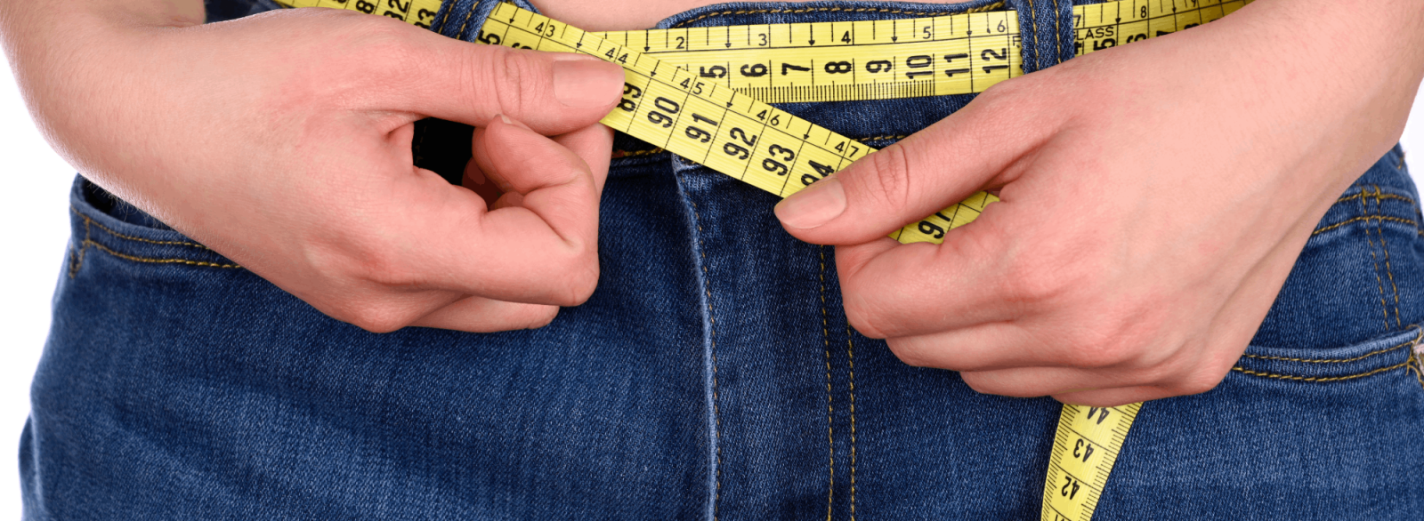 رجل يقيس محيط خصره تعبيرية عن التخلص من دهون البطن مع تحدي 6-6-6 للمشي