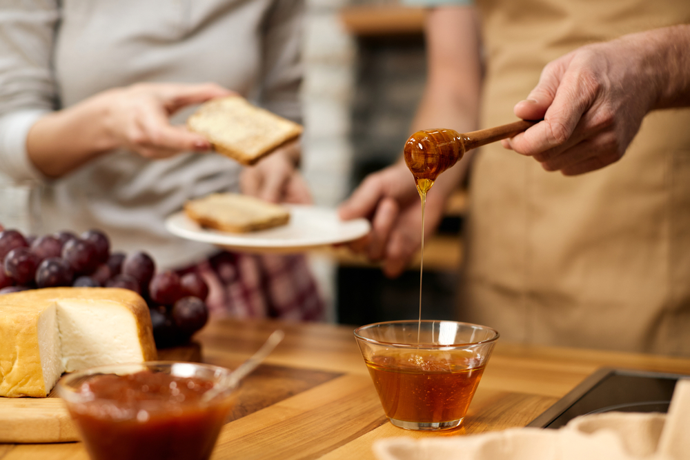 العسل أحد المحليات الطبيعية البديلة للمحليات الصناعية