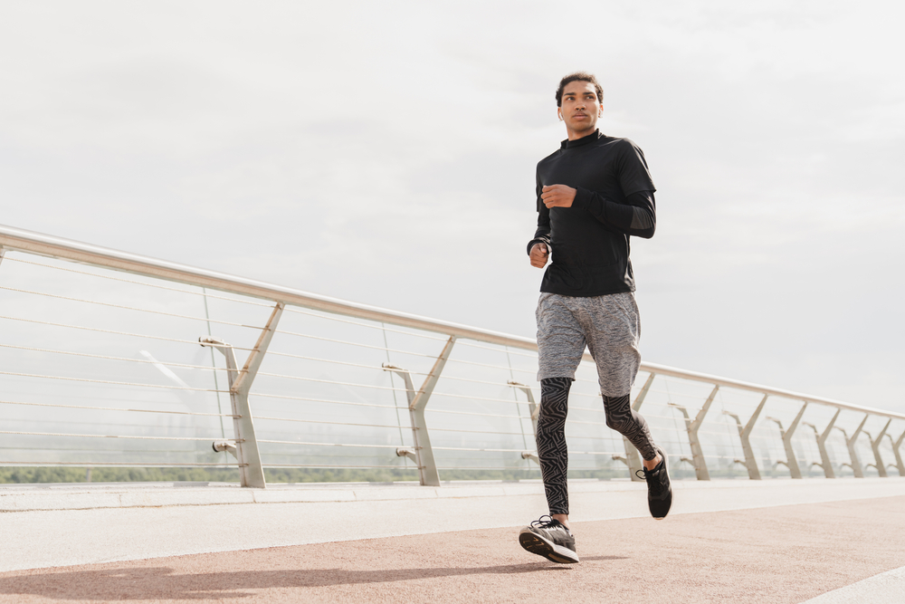 رجل يمشي تعبيرية عن المشي أحد النصائح الطبيعية لتحسين الانتصاب