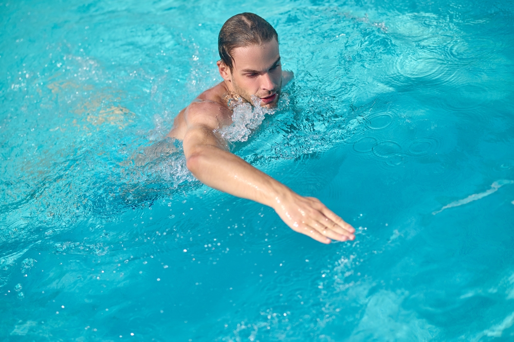رجل يسبح تعبيرية عن مقاومة الماء للجسم خلال السباحة