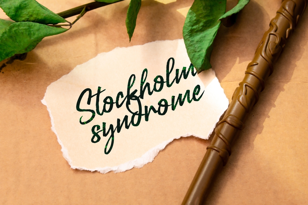 ورقة مكتوب عليها "Stockholm syndrome" وقلم تعبيرية عن الفرق بين متلازمة ليما ومتلازمة ستوكهولم