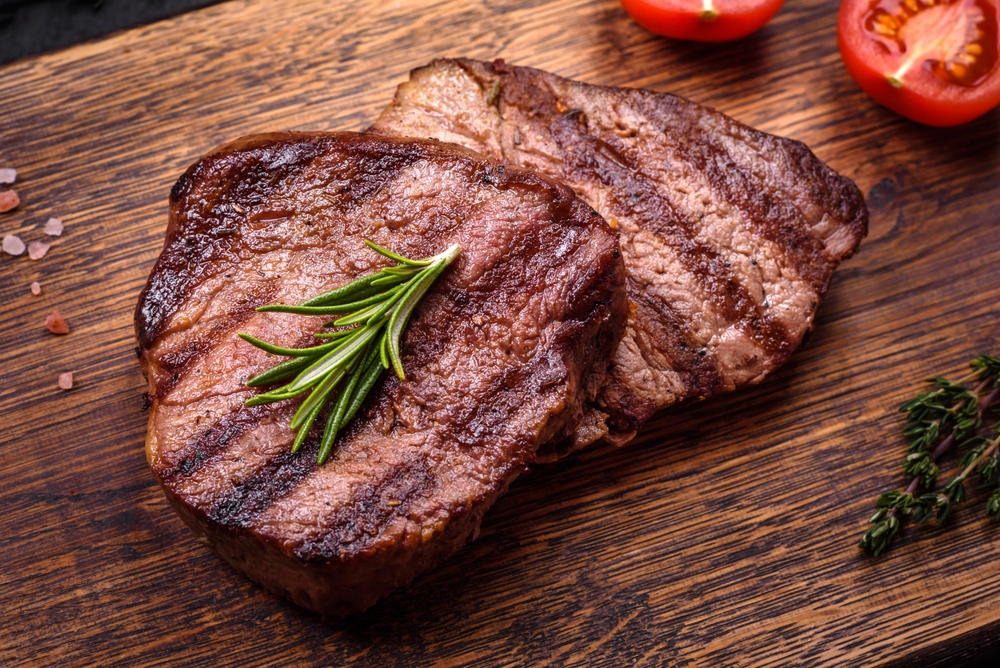 شريحة لحم مشوي تعبيرية عن لحم البقر أحد أغنى المصادر الطبيعية بفيتامين ب12