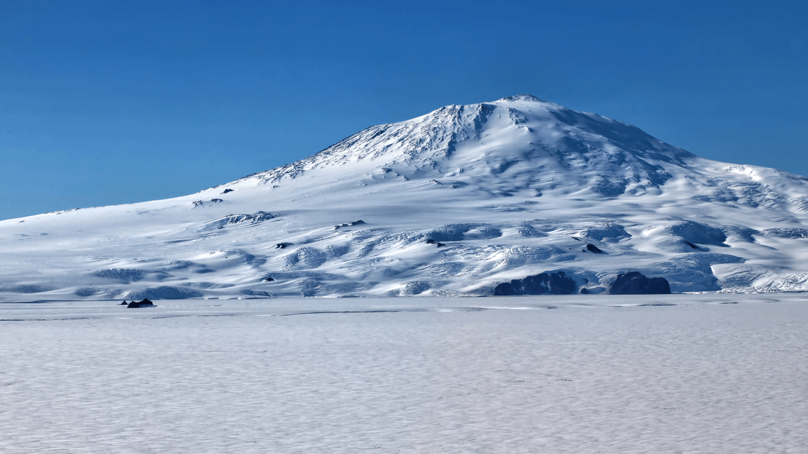 اكتشاف مذهل تحت جليد القارة القطبية.. هل يسرّع ذوبان الجليد؟