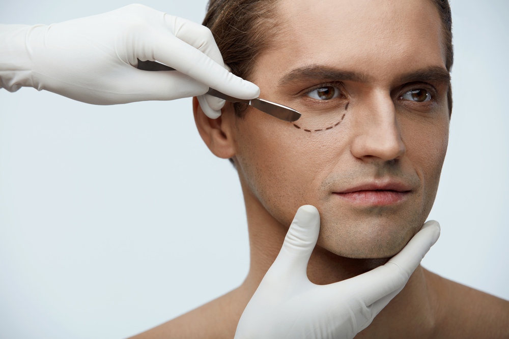 وسائل التواصل ترفع الضغوط.. وعمليات شد الوجه تتزايد بين الرجال والأربعينيين