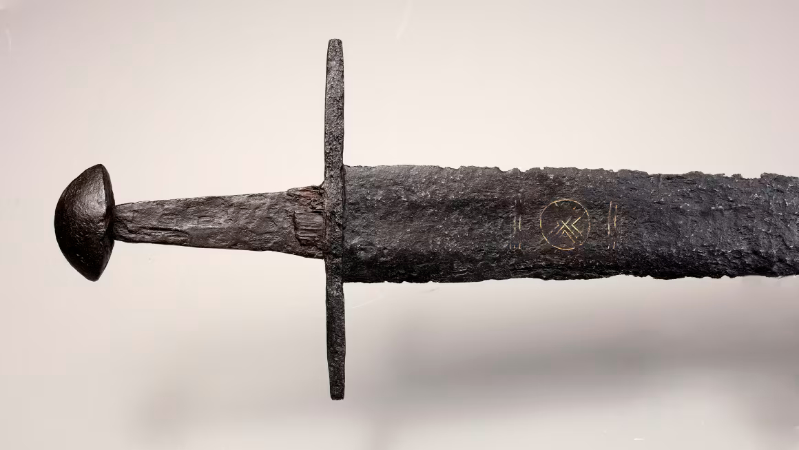 ألف عام تحت الماء: سيف أسطوري يعيد صياغة تاريخ العصور الوسطى