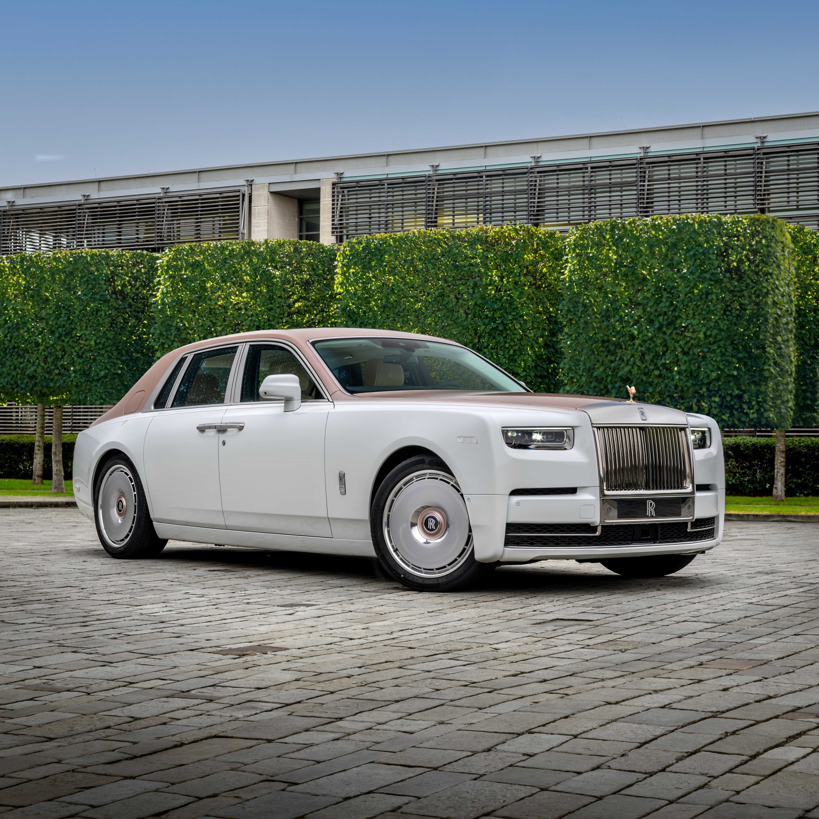 يتمتع التصميم الخارجي لـ Phantom Dentelle بلونين متناغمين من ابتكار فريق التخصيص-المصدر: Rolls-Royce