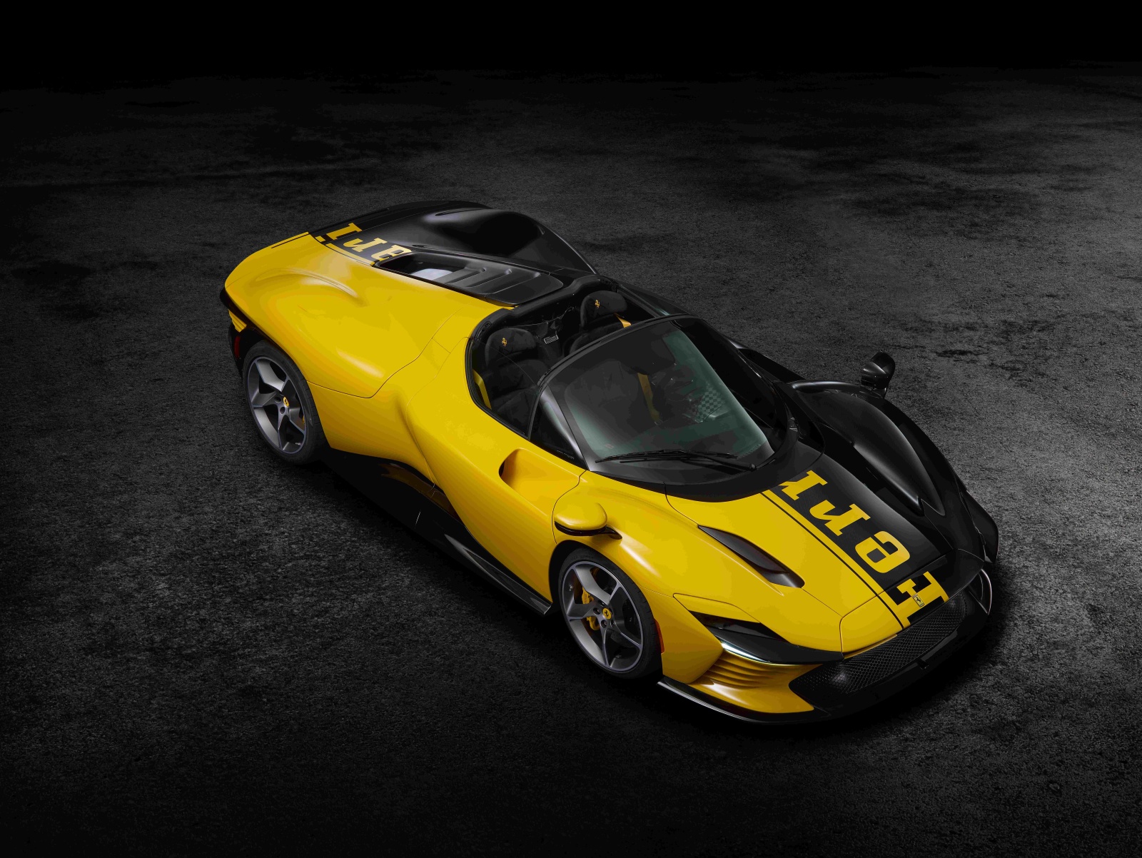 يكتمل التصميم الفريد بأحرف كلمة Ferrari باللون الأصفر وبشكلٍ يملأ الجزء العلوي من الجسم بالكامل- المصدر: Ferrari