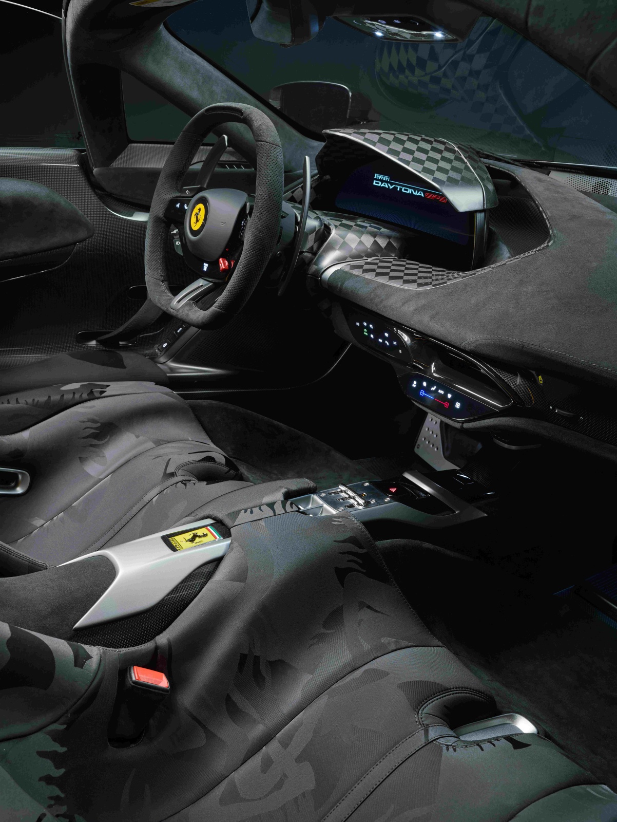 تتميز المقصورة بنسيج مبتكر مشتق من إطارات مُعاد تدويرها، مع نقش فريد لشعار الحصان الجامح - المصدر: Ferrari