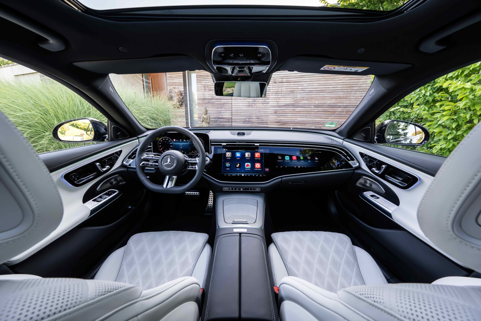 تتمتع مقصورة E-Class الداخلية بمستويات عالية من الراحة، والطابع العملي والرقي - المصدر: Mercedes