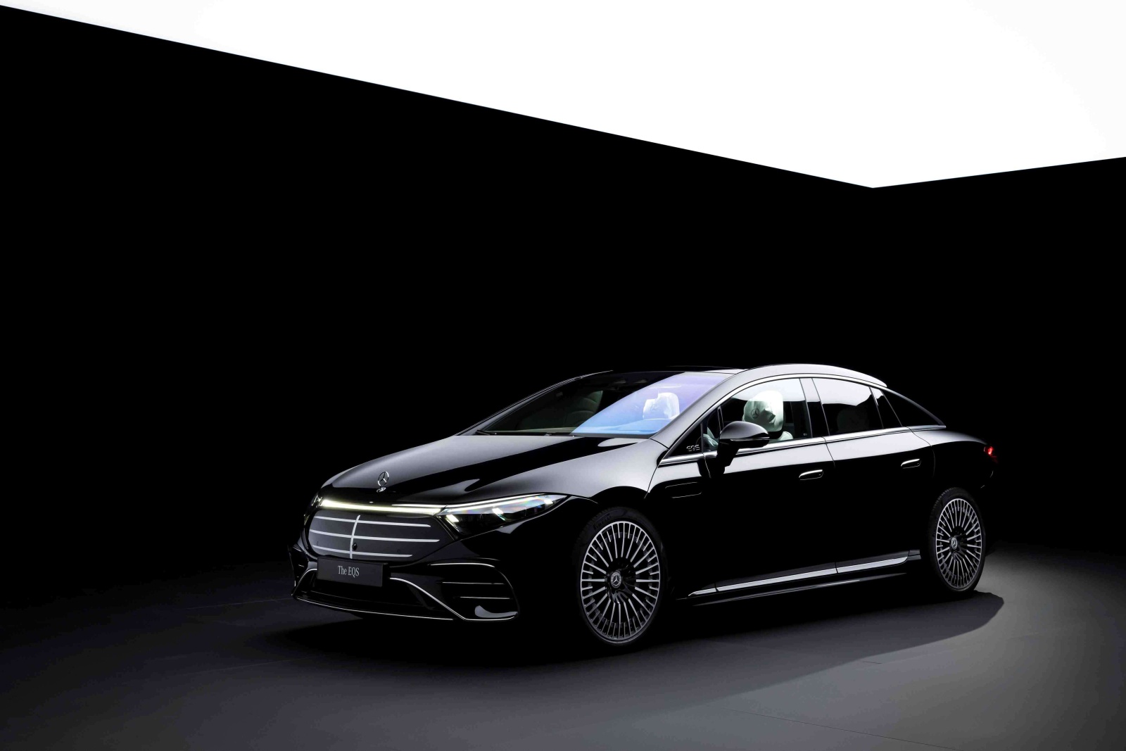 تتوفر EQS بمحرك واحد ونظام دفع خلفي أو محركين ونظام دفع رباعي -المصدر: Mercedes