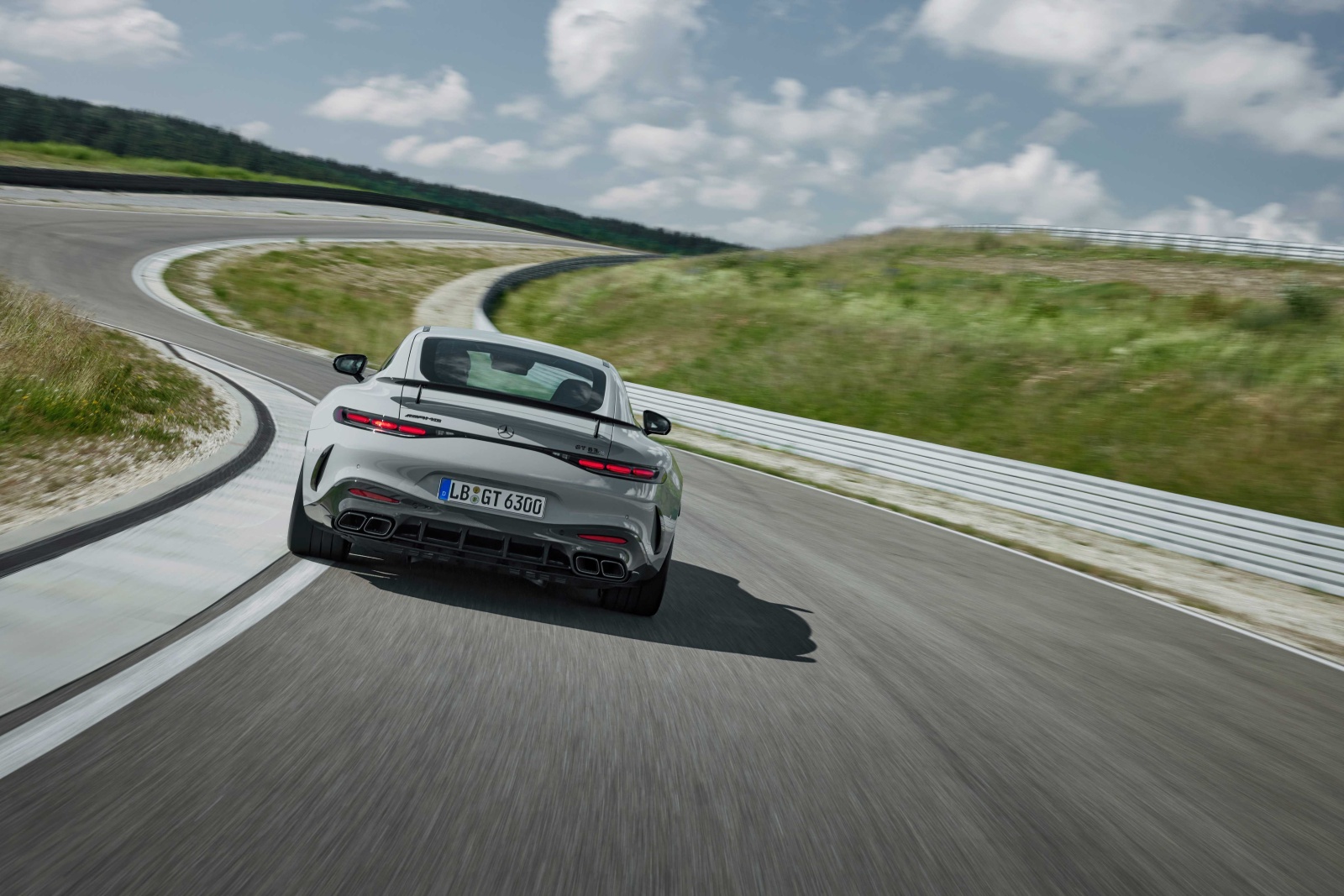 تتمتع AMG بحزمة ديناميكية هوائية متطورة، إلا أنها تخفيها ضمن جسم أنيق وتصميم ساحر -المصدر: Mercedes