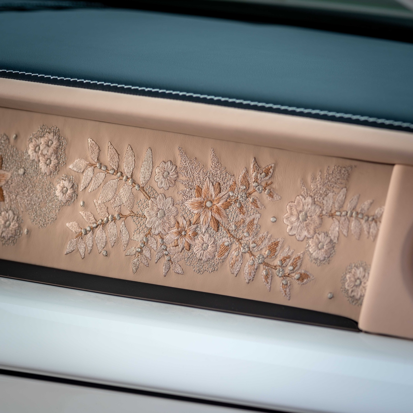 لمسات من الفن الراقي تزين المقصورة الداخلية - المصدر: Rolls-Royce