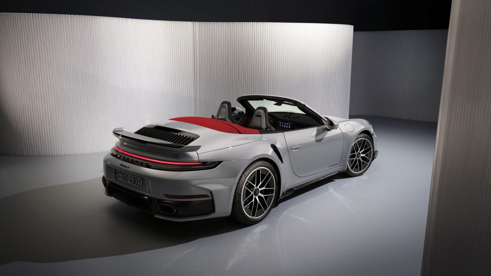 تتمتع 911 توربو S بتقنية T Hybrid الهجينة من بورشه، وهي تقنية تقوم على محرك احتراق داخلي من ست أسطوانات بقوة 631 حصانًا، ومحرك كهربائي بقوة 70 حصانًا لإجمالي قوة تبلغ 701 حصان - المصدر: Porsche