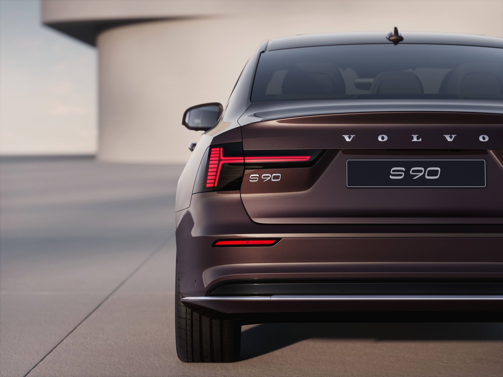 تتميز Volvo S90 بغطاء صندوق أمتعة مصقول ومصابيح توقف خلفية يعكس السمات المميزة للصانع السويدي - المصدر: Volvo