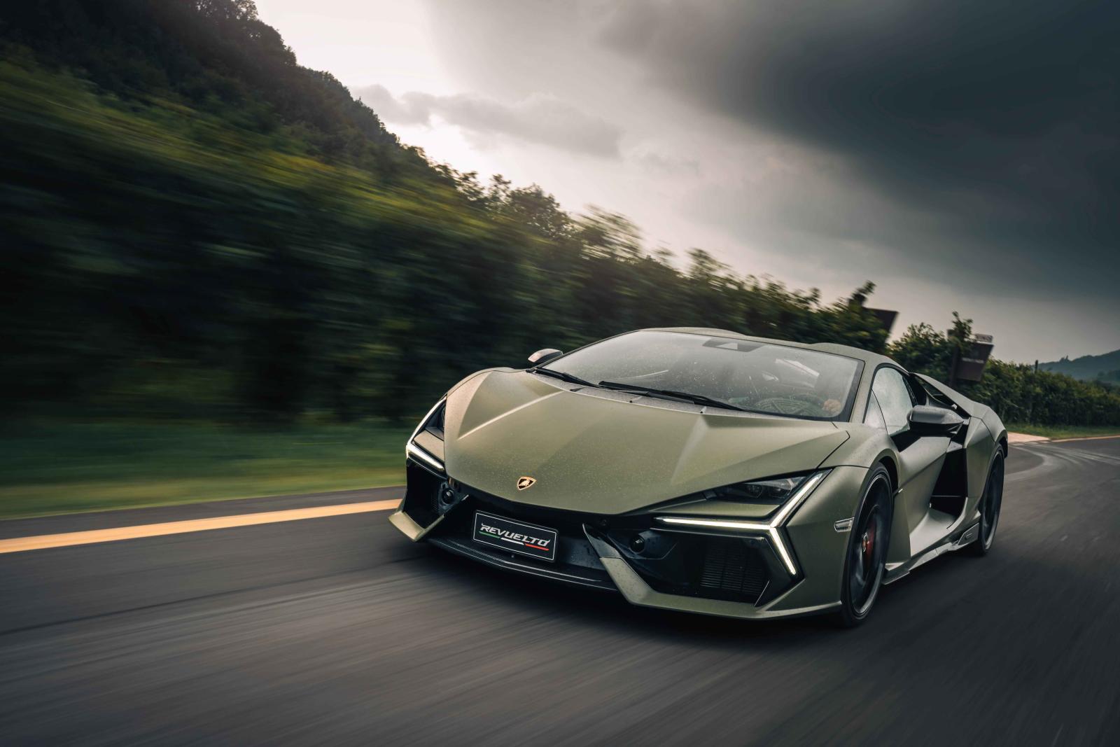 في مقابل التصميم الإختزالي الأنيق لـ فيراري، اعتمدت لامبورغيني مع رفولتو&nbsp;على خطوط هجومية تجعل السيارة تبدو وكأنها النسخة الأرضية لمقاتلة الشبح الأمريكية - المصدر: Lamborghini