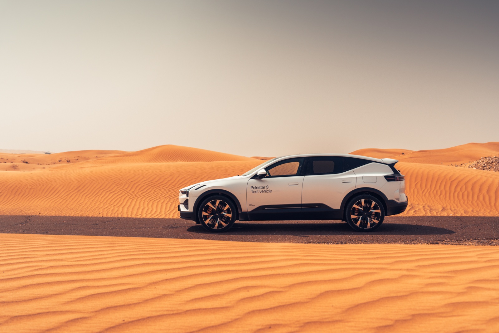 تبدو Polestar 3 تمامًا كمركبة كروس أوفر مع خط سقف انسيابي ورفارف بارزة معززة بأقواس عجلات مثيرة- المصدر: Polestar