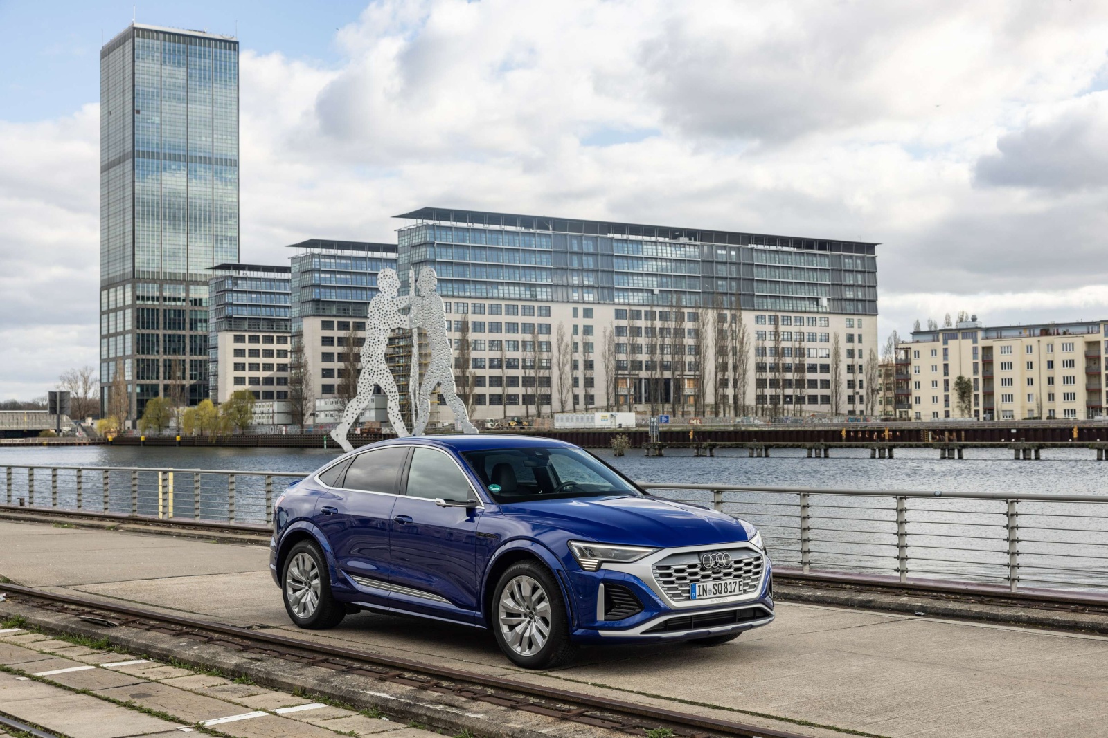 يمكن لـ Q8 E tron أن تنطلق بسرعة وسط المنعطفات بكل ثقة - المصدر: Audi