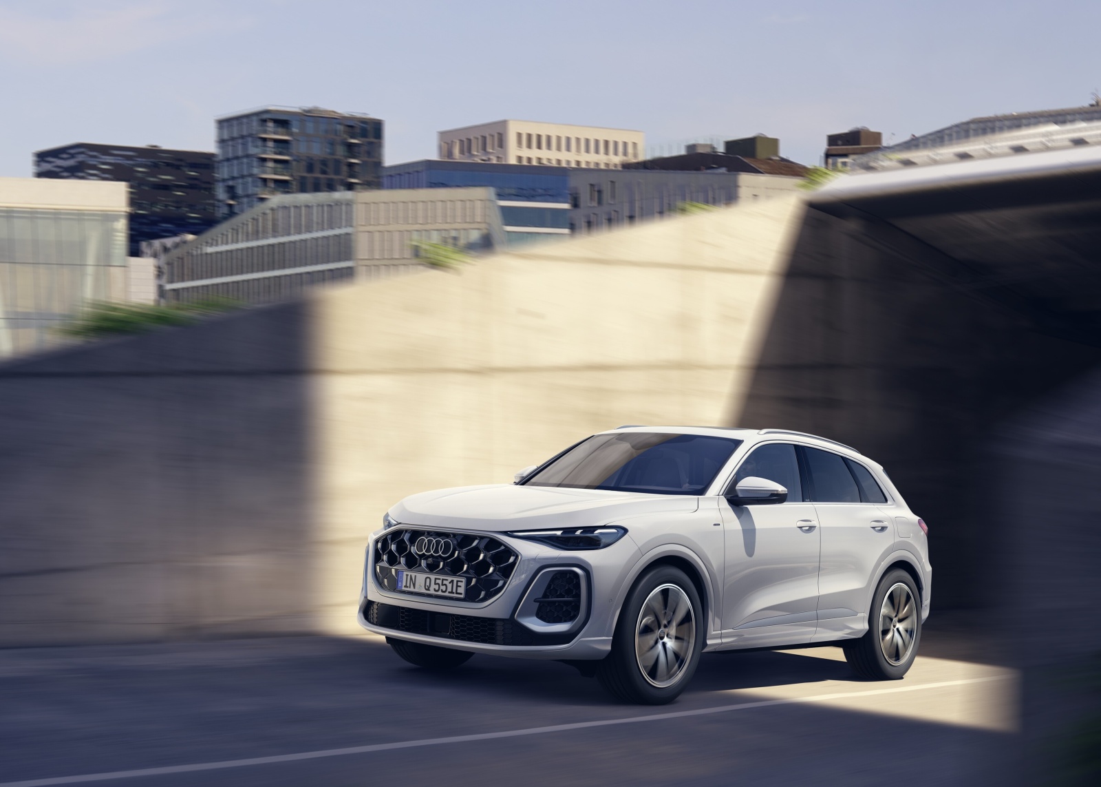 شبكة التهوية الأمامية الكبيرة مع فتحات واسعة توفر لمسة هجومية مميزة لـ Audi Q5 - المصدر: Audi
