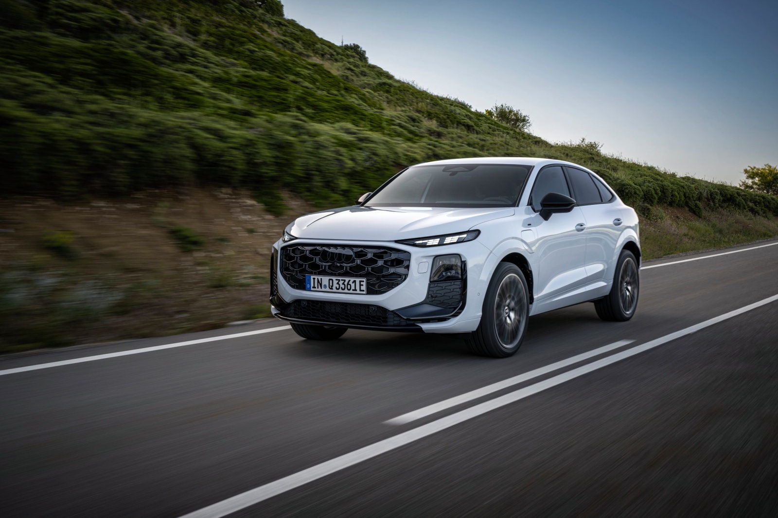 تأتي الفئة الأقوى من Audi Q3 Sportback مع محرك من أربع أسطوانات سعة 2.0 لتر يولد قوة 265 حصانًا - المصدر: Audi