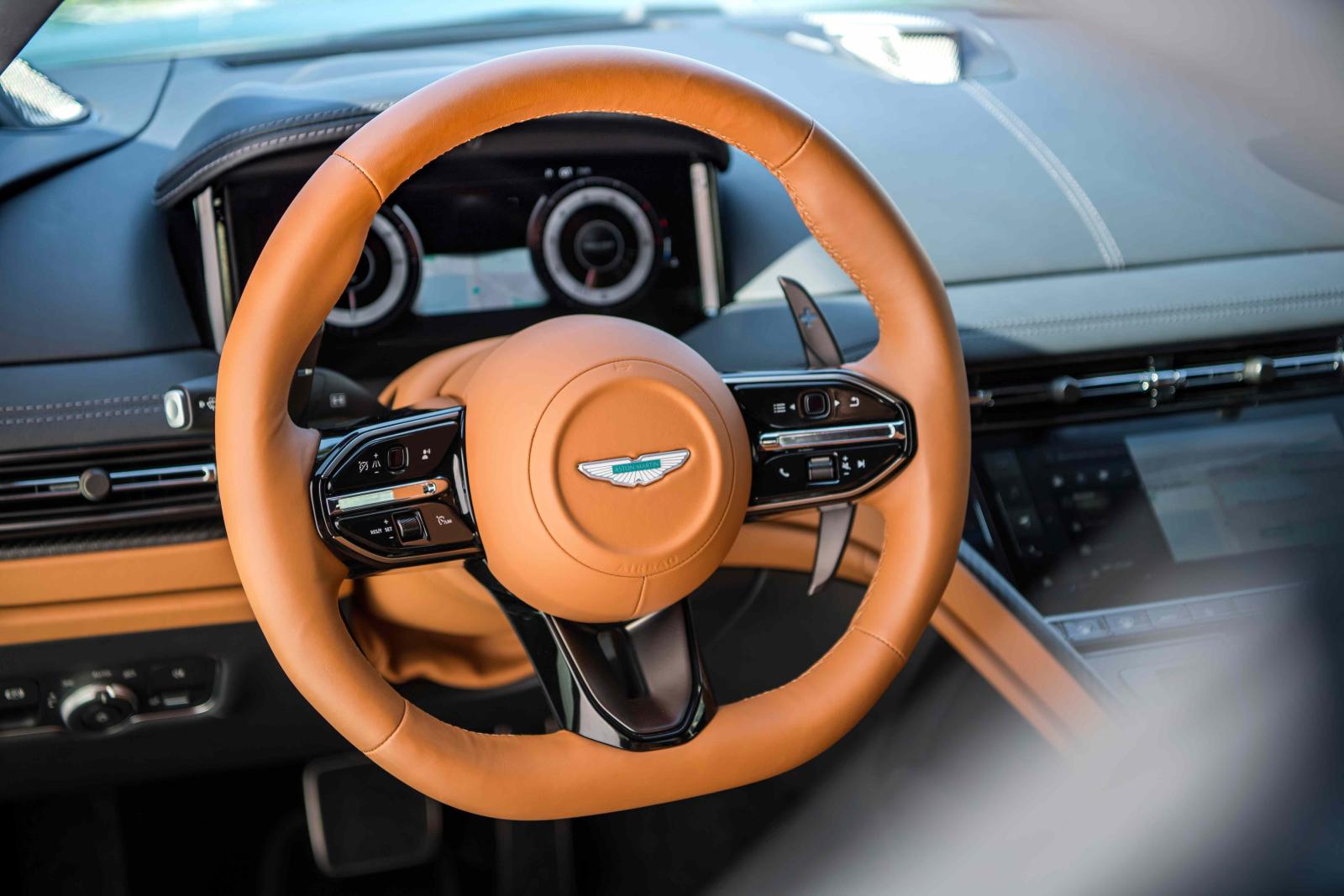 وفّرت أستون مارتن لـ&nbsp;DB12 مقصورة قيادة فاخرة عملية ووضعية قيادة رياضية بإمتياز -المصدر:Aston Martin