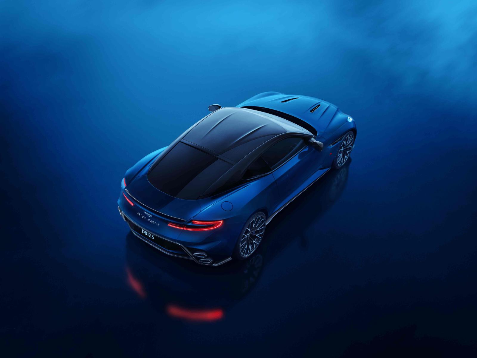 تتمتع أستون مارتن دي بي 12 بسقف مصنوع من ألياف الكربون - المصدر: Aston Martin